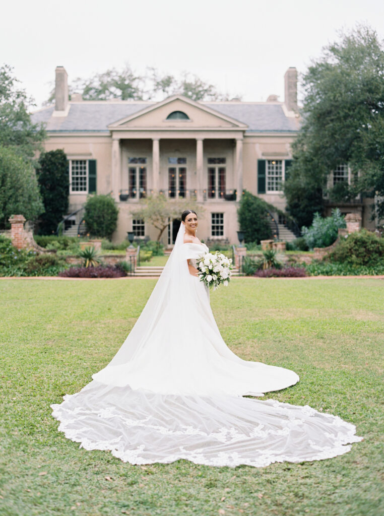 Southern wedding inspiration at Longue Vue House and Gardens in Louisiana.